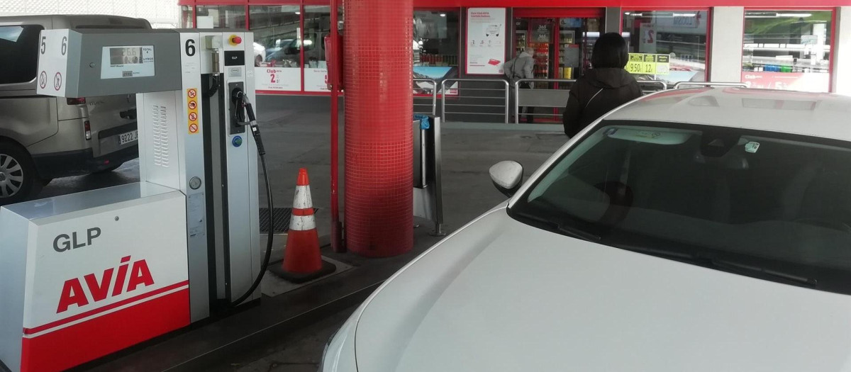 Coches repostando en una gasolinera.