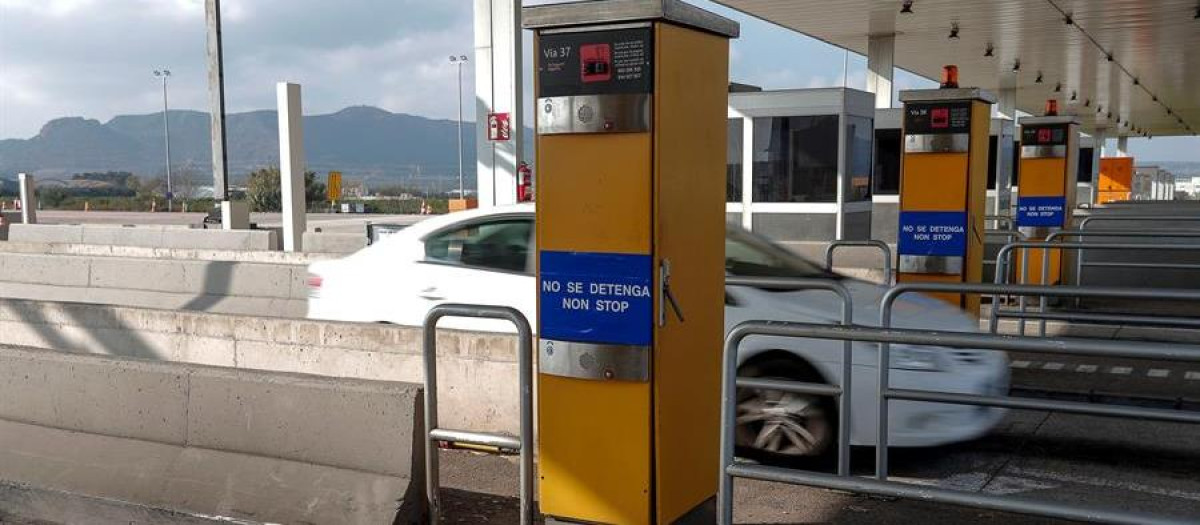 Juan Rada ha patentado un dispositivo de pago de peaje remoto por detección automática codificada que, además, controla una serie de parámetros del vehículo