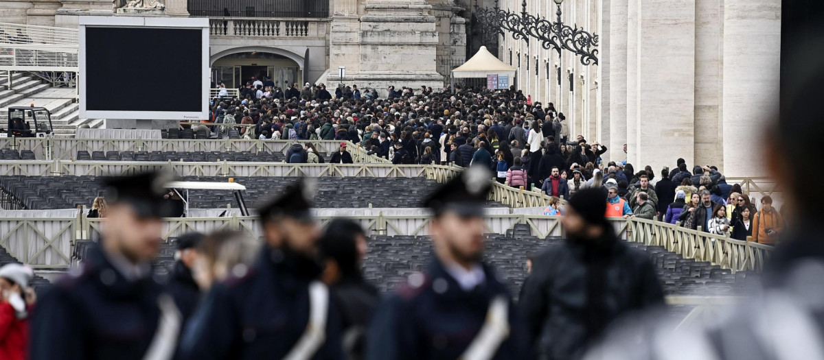Fieles haciendo cola para pasar a la capilla ardiente de Benedicto XVI