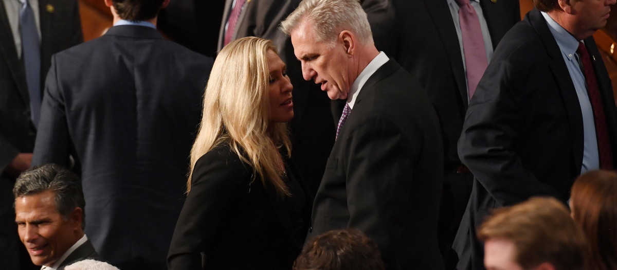 Kevin McCarthy, favorito como presidente de la Cámara Baja, habla con Taylor Greene, durante la segunda jornada de votación
