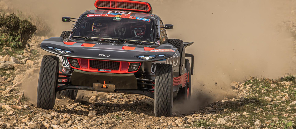 El coche híbrido de Audi con el que está compitiendo Carlos Sainz en el Dakar