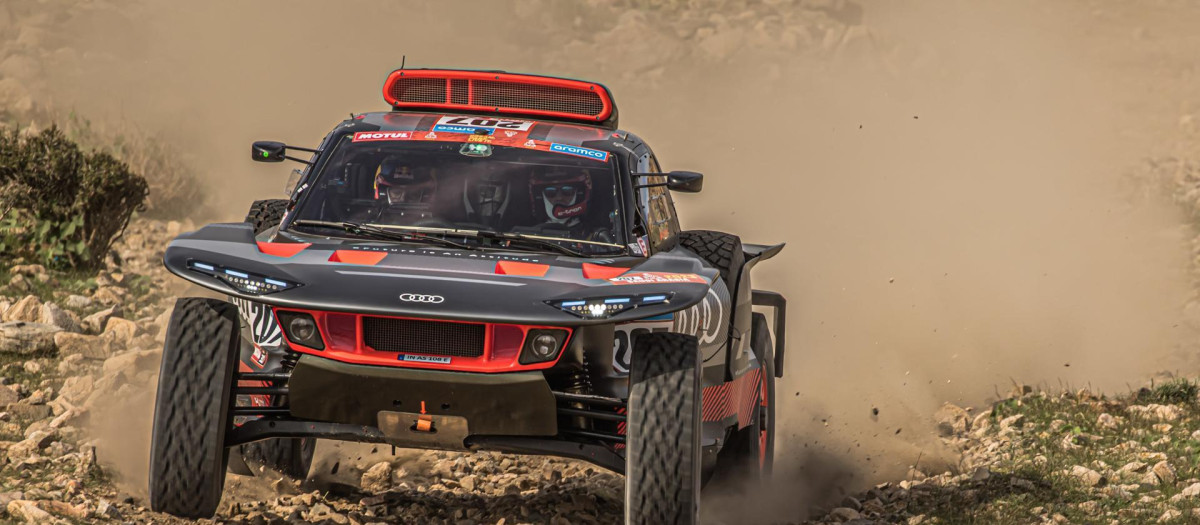 El coche híbrido de Audi con el que está compitiendo Carlos Sainz en el Dakar
