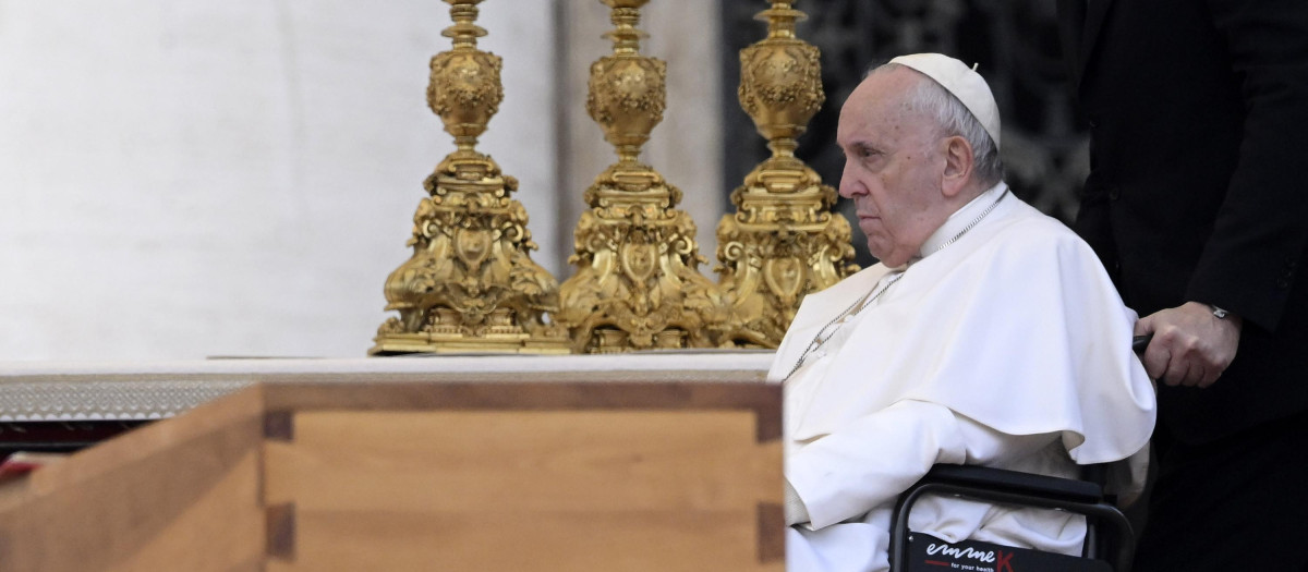 Los problemas de rodilla del Papa que le han impedido oficiar la misa