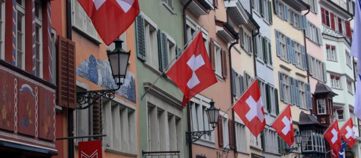 Banderas helvéticas en una calle suiza