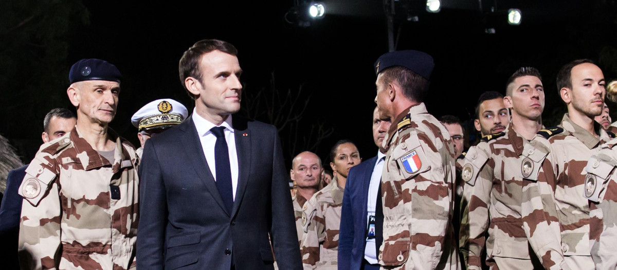 Emmanuel Macron, presidente de Francia, con soldados de la fuerza Barkhane en el Sahel