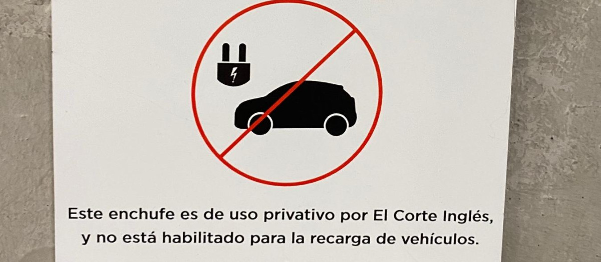 Los centros comerciales indican ya que los enchufes normales no permiten la recarga de coches eléctricos