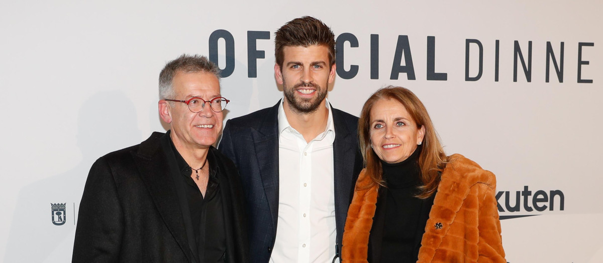 Gerard Piqué con sus padres Joan Piqué y Montserrat Bernabeu