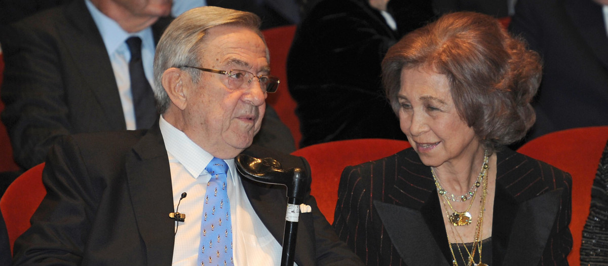 La Reina Sofía de España y el Rey Constantino de Grecia asisten a la proyección de un documental en honor al 50 aniversario de la muerte del Rey Pablo en Atenas, en 2014