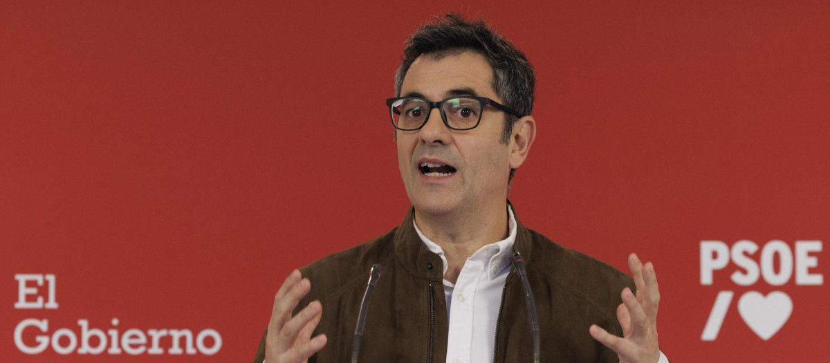 El secretario de Reforma Constitucional y Nuevos Derechos de la Comisión Ejecutiva Federal (CEF) del PSOE y ministro de la Presidencia, Félix Bolaños, hace unas declaraciones en la sede del Partido Socialista, este domingo, en Madrid.