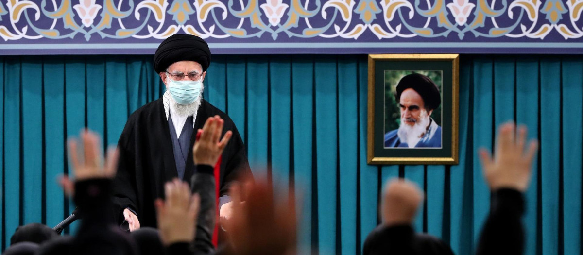 Tehran (Iran (islamic Republic Of)), 03/01/2023.- A handout photo made available by the Iranian supreme leader office shows Ayatollah Ali Khamenei greeting the crowd during a meeting with Iranian women in Tehran, Iran, 04 January 2023. Khamenei said that 'those girls and women who have no proper hijab (Islamic dress code) also are our own daughters and they should not be blamed and accused'. Iran has been facing anti-government protests for almost four months since Mahsa Amini died after she was arrested by morality police for her dress code. (Protestas, Teherán) EFE/EPA/KHAMENEI OFFICE HANDOUT HANDOUT EDITORIAL USE ONLY/NO SALES