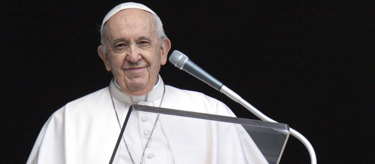 El Papa Francisco durante el rezo del Ángelus en la plaza de san Pedro, en Vaticano.