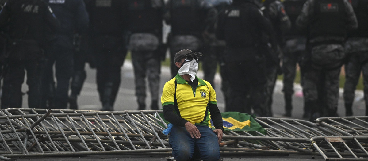 Policías antidisturbios accedieron este domingo al palacio presidencial de Planalto, sede del Gobierno de Brasil, que está tomado por cientos de seguidores radicales del expresidente Jair Bolsonaro, en Brasilia (Brasil)