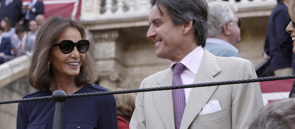 Isabel Preysler y un amigo durante un festejo taurino con motivo del Domingo de Resurrección de Sevilla.
01/04/2017