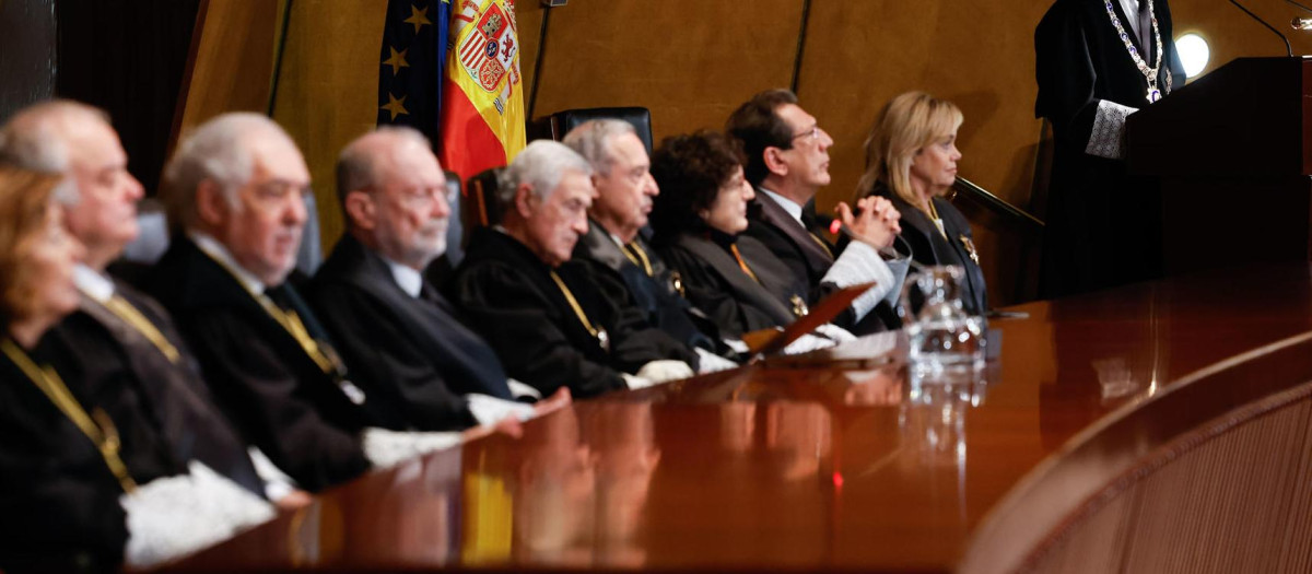El presidente del Tribunal Constitucional, Pedro González-Trevijano (d), durante la toma de posesión de los cuatro nuevos magistrados del Tribunal Constitucional, este lunes, en Madrid. EFE/ Chema Moya POOL