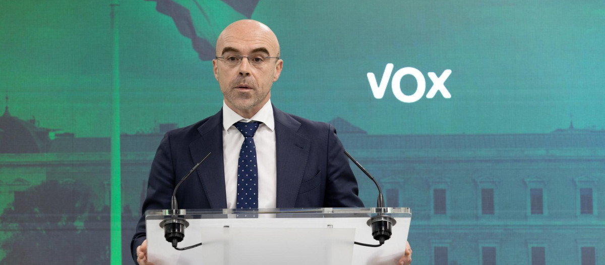Jorge Buxadé atiende a los medios en la sede nacional de Vox