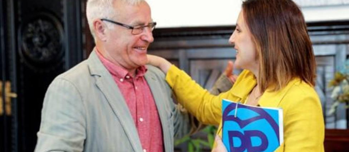 El alcalde de Valencia, Joan Ribó, conversa con la portavoz municipal del PP, María José Catalá.