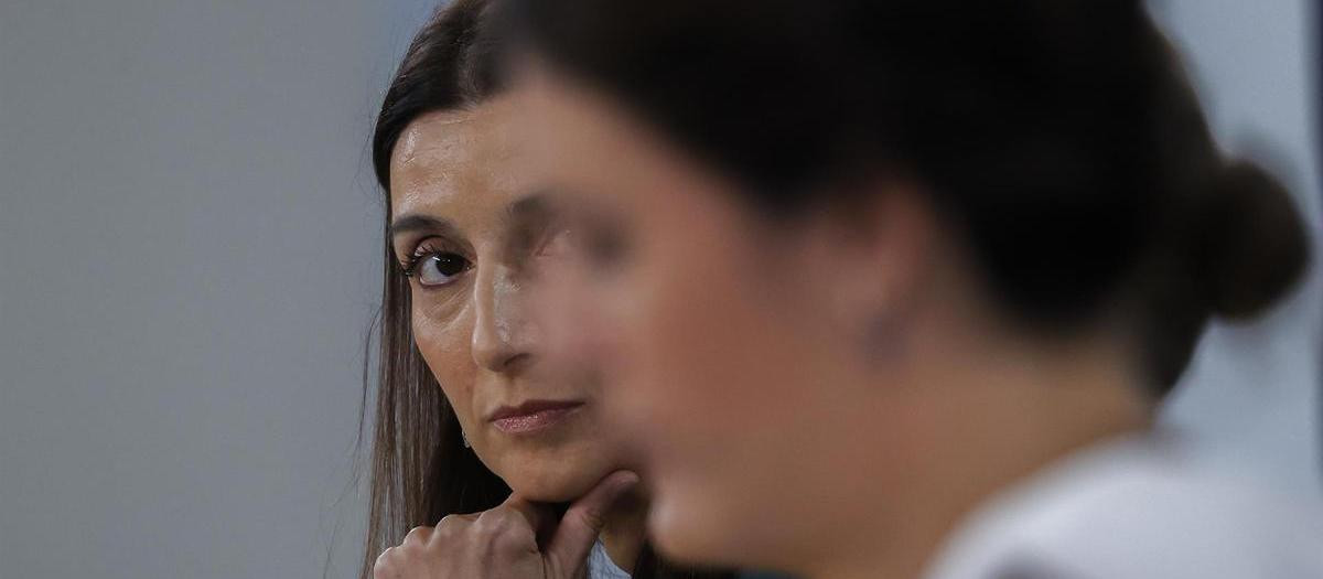 La ministra Pilar Llop observa a Irene Montero