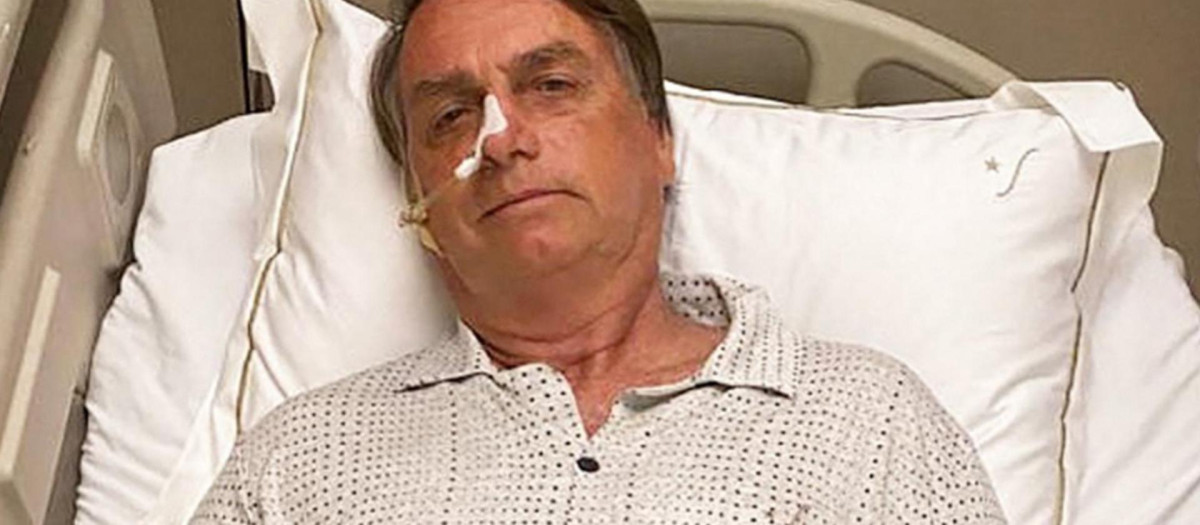 El presidente de Brasil, Jair Bolsonaro, en el hospital