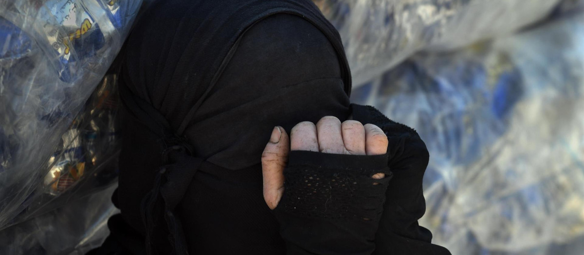 Una mujer con niqab en el campamento de familiares de milicianos de Estado Islámico en Al Hol, en Siria