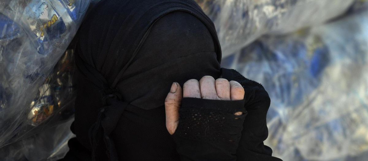 Una mujer con niqab en el campamento de familiares de milicianos de Estado Islámico en Al Hol, en Siria