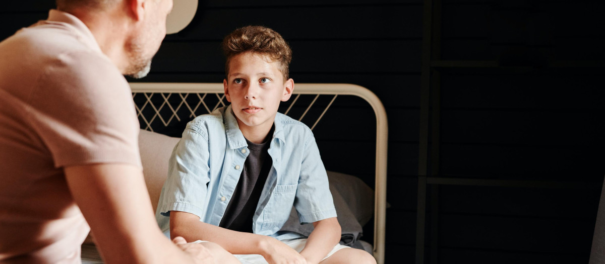 Un padre hablando con su hijo adolescente