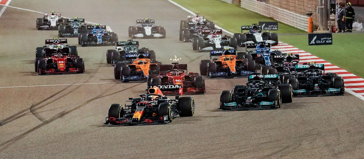 28.03.2021, Bahrain International Circuit, Sakhir, Formula 1 Gulf Air Bahrain Grand Prix 2021 ,im Bild Rennstart Max Verstappen (NEL#33), Red Bull Racing Honda vor, Lewis Hamilton (GBR#44), Mercedes-AMG Petronas Formula One Team, Valtteri Bottas (FIN#77), Mercedes-AMG Petronas Formula One Team, Charles Leclerc (MCO#16), Scuderia Ferrari Mission Winnow, Pierre Gasly (FRA#10), Scuderia AlphaTauri Honda, Lando Norris (GBR#4), McLaren F1 Team, Daniel Ricciardo (AUS#3), McLaren F1 Team 
21 2021 Action Bahrain Motorsport PersÃ¶nlichkeit SAISON Spiel Spieler Spo Sport Sportler