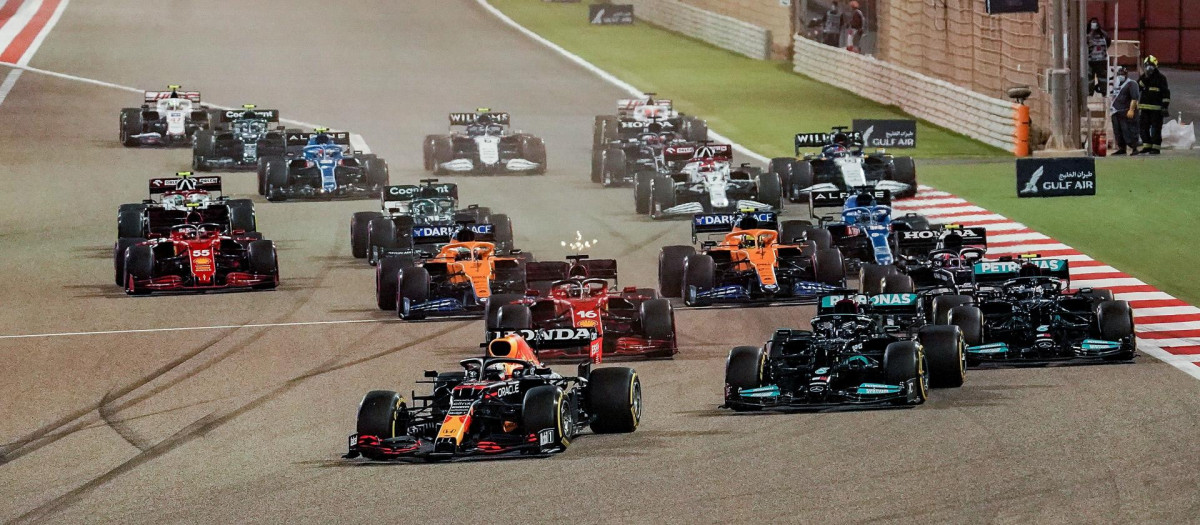 28.03.2021, Bahrain International Circuit, Sakhir, Formula 1 Gulf Air Bahrain Grand Prix 2021 ,im Bild Rennstart Max Verstappen (NEL#33), Red Bull Racing Honda vor, Lewis Hamilton (GBR#44), Mercedes-AMG Petronas Formula One Team, Valtteri Bottas (FIN#77), Mercedes-AMG Petronas Formula One Team, Charles Leclerc (MCO#16), Scuderia Ferrari Mission Winnow, Pierre Gasly (FRA#10), Scuderia AlphaTauri Honda, Lando Norris (GBR#4), McLaren F1 Team, Daniel Ricciardo (AUS#3), McLaren F1 Team
21 2021 Action Bahrain Motorsport Persönlichkeit SAISON Spiel Spieler Spo Sport Sportler