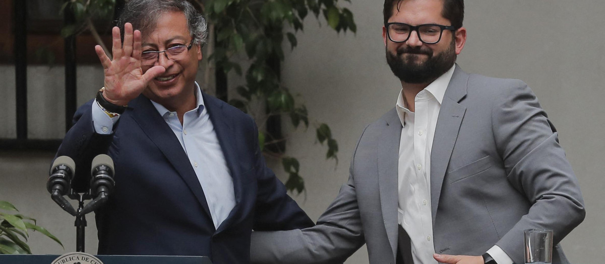 Colombian President Gustavo Pedro (L) waves to the press after giving a statement with his Chilean counterpart Gabriel Boric following a meeting at La Moneda Presidential Palace in Santiago, on January 9, 2023. - Petro arrived in Chile on a state visit. (Photo by JAVIER TORRES / AFP)