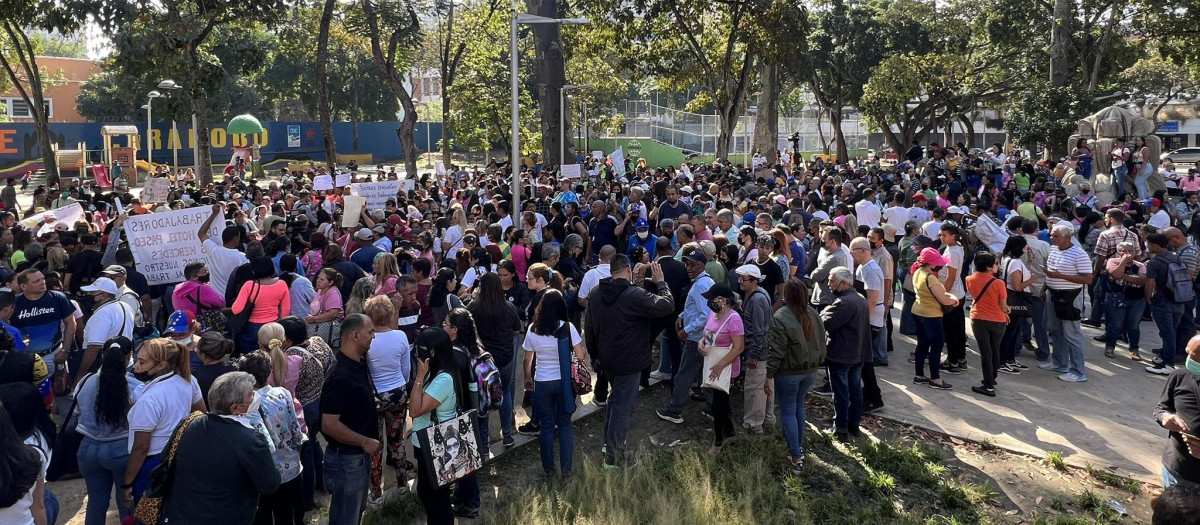 Trabajadores públicos y jubilados protestan en Caracas por empleos dignos