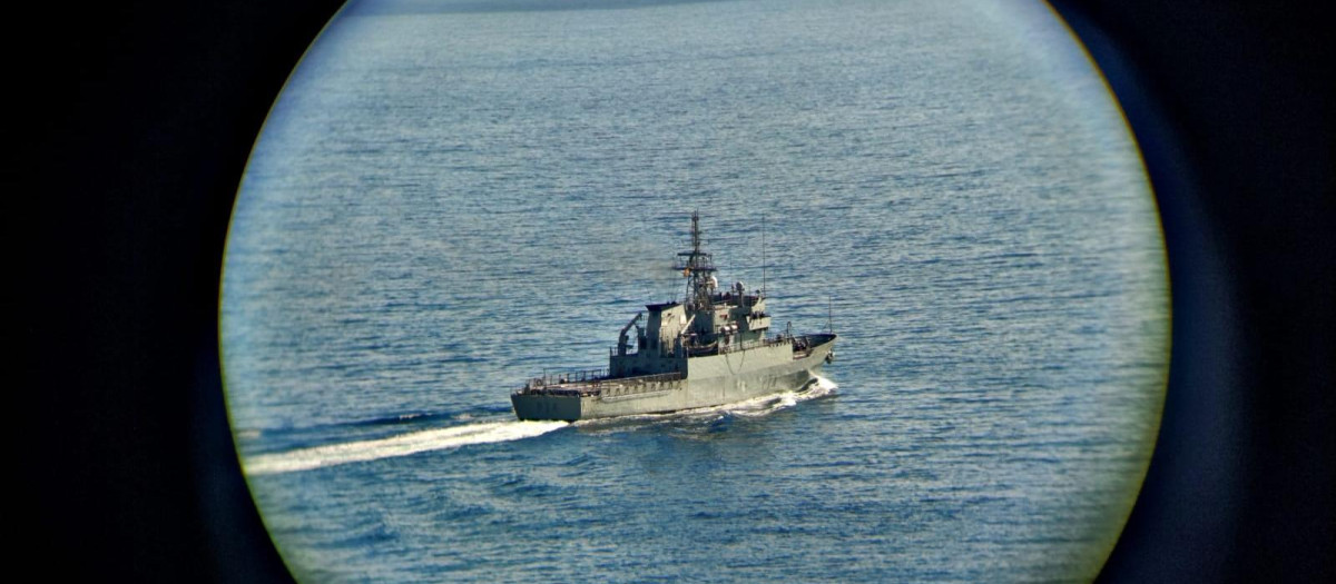 El patrullero Atalaya P-74 de la Armada española, durante una reciente misión de vigilancia en las islas Chafarinas