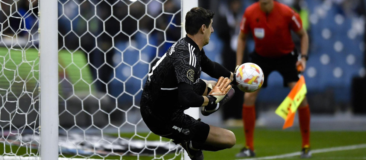 El Atlético de Madrid exige a Courtois que pida perdón o le quitará la placa