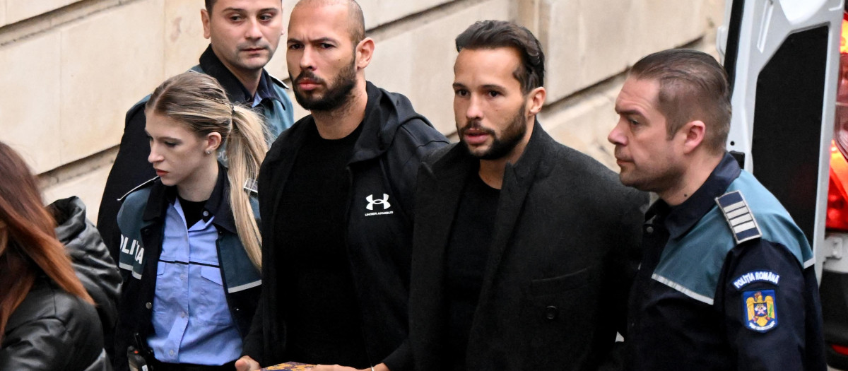 Andrew Tate y su hermano, Tristan Tate, en un tribunal de Bucarest el 10 de enero de 2023