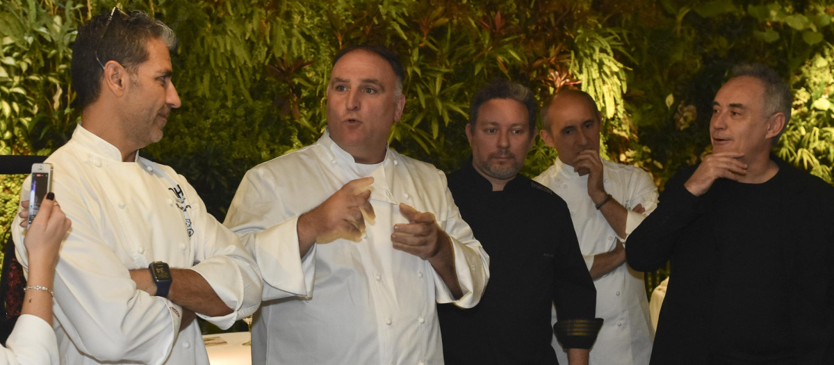 José Andrés, en el centro de la imagen, y Ferra Adriá, a la derecha, en Marbella en 201728/03/2017