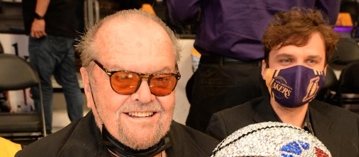 El actor Jack Nicholson posa con la pelota de la NBA el 19 de octubre de 2021