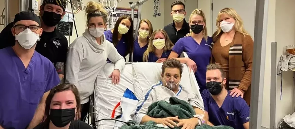 El actor Jeremy Renner rodeado del personal médico del centro en el que sigue ingresado