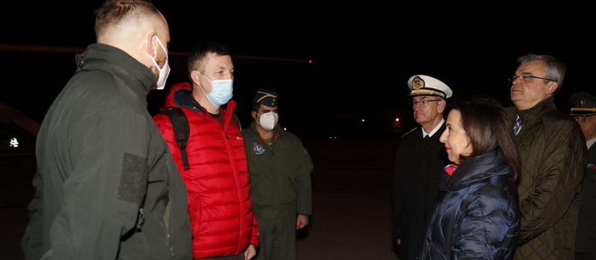 La ministra de Defensa, Margarita Robles, recibe en la base aérea de Torrejón al contingente ucraniano que se entrenará en España,