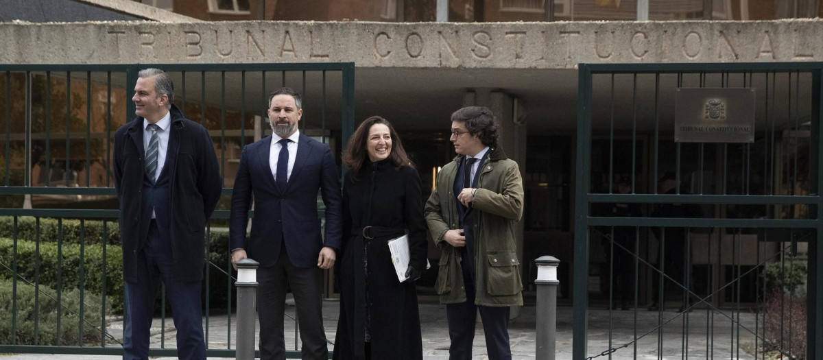 El líder de Vox, Santiago Abascal (2i), tras registrar el nuevo recurso de inconstitucionalidad ante el Tribunal Constitucional, en este caso sobre la Ley de Memoria Democrática, y que hace el número 45 de los presentados por esta formación ante el tribunal de garantías