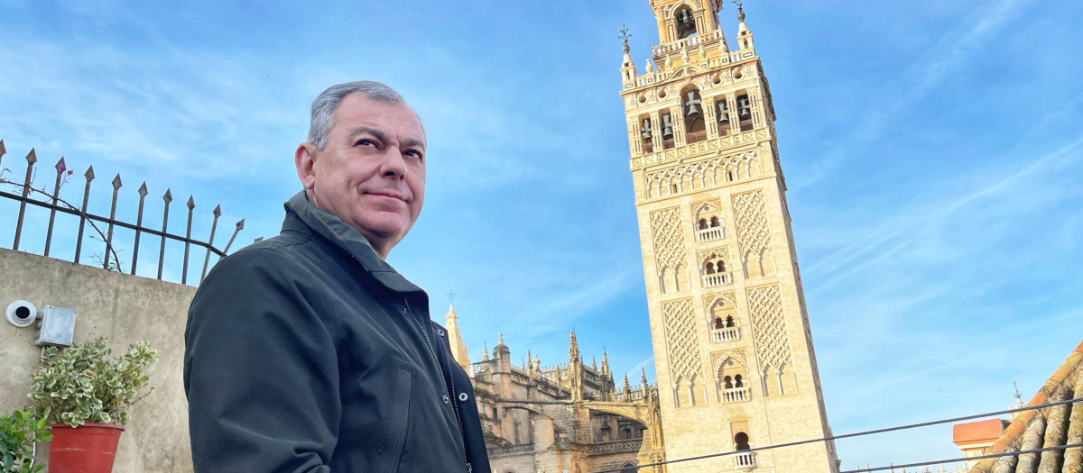 El candidato del PP a la Alcaldía de Sevilla, José Luis Sanz, posa con la Giralda de fondo para su entrevista en El Debate