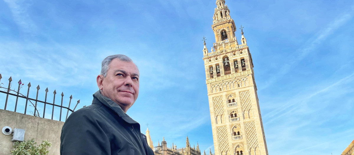 El candidato del PP a la Alcaldía de Sevilla, José Luis Sanz, posa con la Giralda de fondo para su entrevista en El Debate