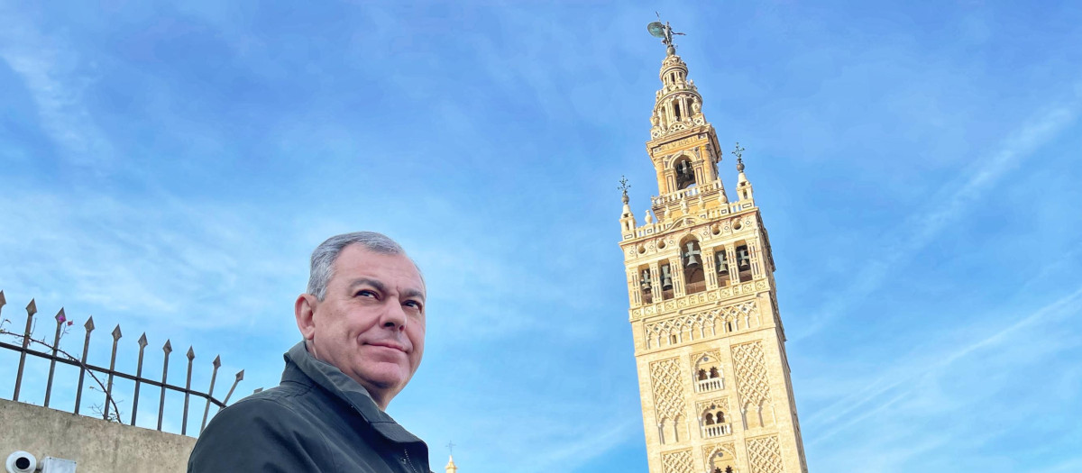 El candidato del PP a la Alcaldía de Sevilla, José Luis Sanz, posa con la Giralda de fondo para su entrevista en El Debate