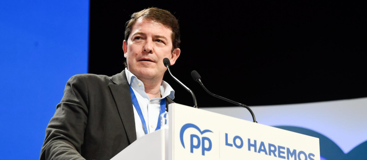 El presidente de Castilla y León, Alfonso Fernández Mañueco, durante un acto de campaña el pasado abril