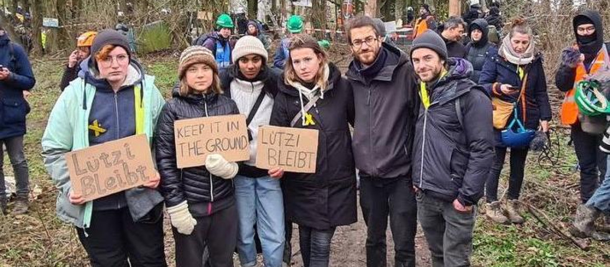 Greta Thunberg, junto a varios de los ecologistas acampados en Lüzterath