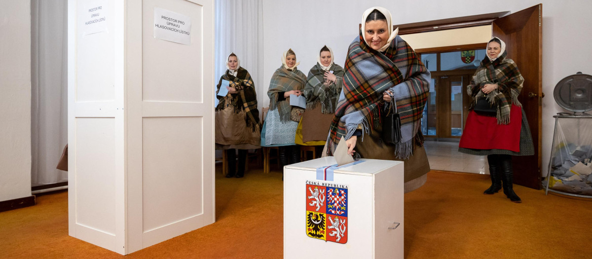 Una mujer deposita su boleta en las elecciones presidenciales de República Checa