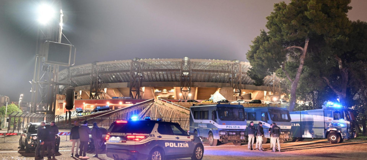 La policía italiana en los aledaños del estadio del Nápoles, el Diego Armando Maradona
