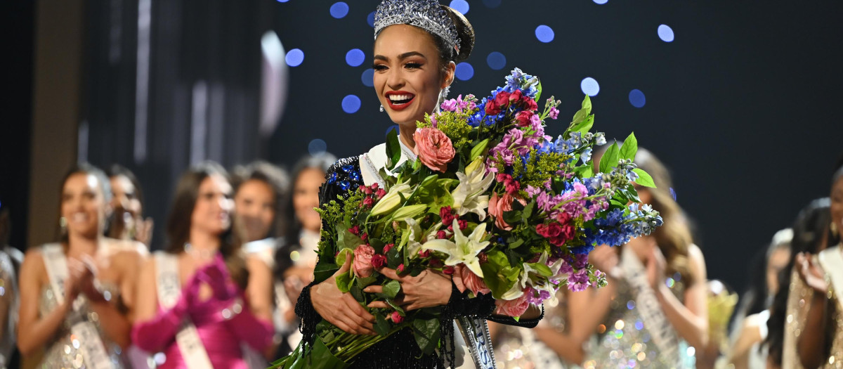 Fotografía cedida por Miss Universo donde aparece Miss Universo Estados Unidos, R'Bonney Gabriel, tras ganar Miss Universo 2023