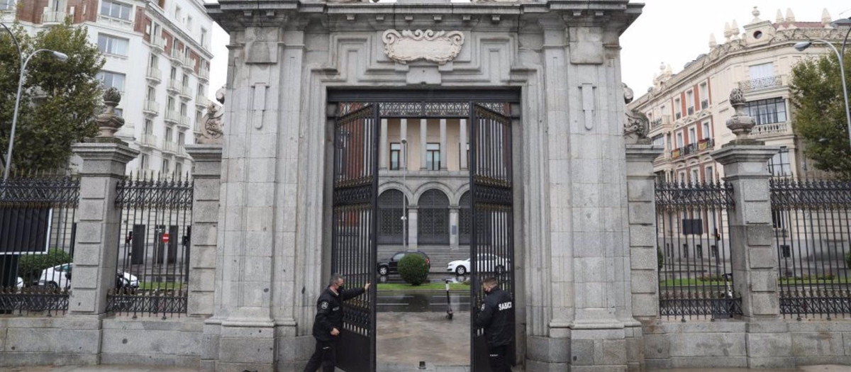 Agentes cierran uno de los accesos del Retiro