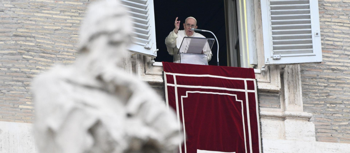 El Papa Francisco durante el último Ángelus en la plaza de san Pedro