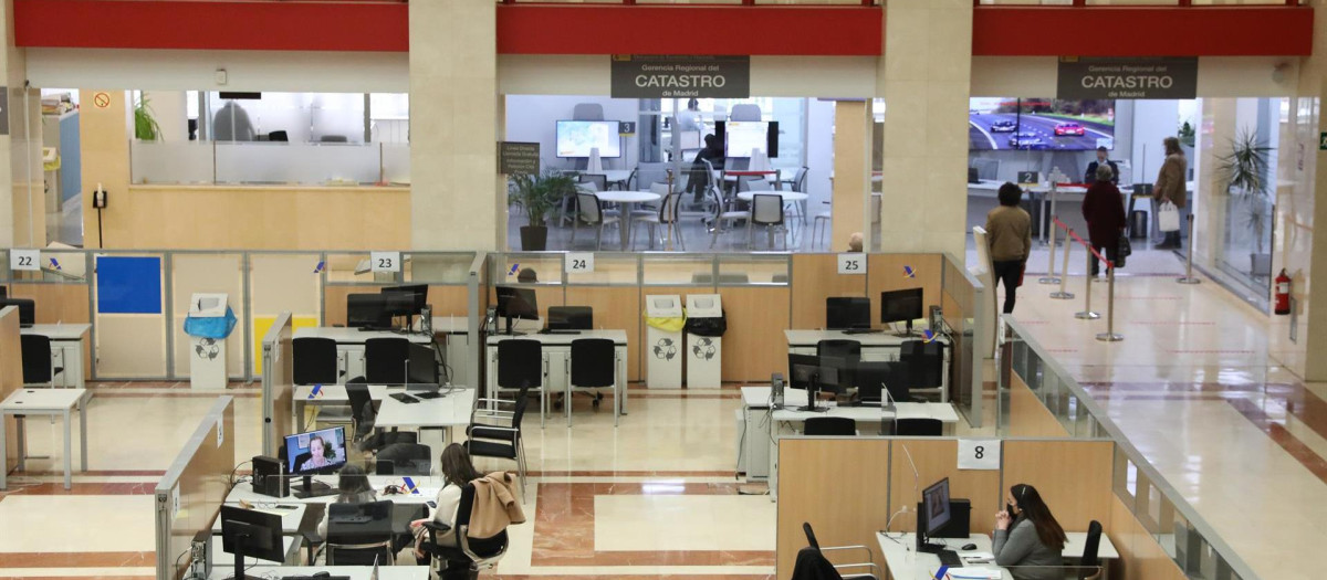 Varios empleados trabajan en una oficina de la Agencia Tributaria.