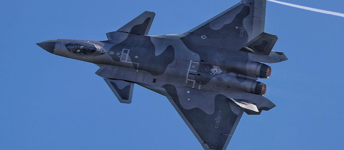 Un avión de combate furtivo J-20 de la Fuerza Aérea de China