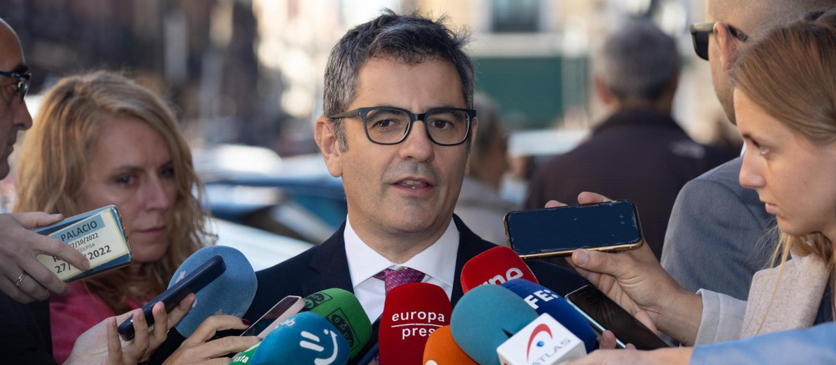 El ministro Félix Bolaños atiende a los medios